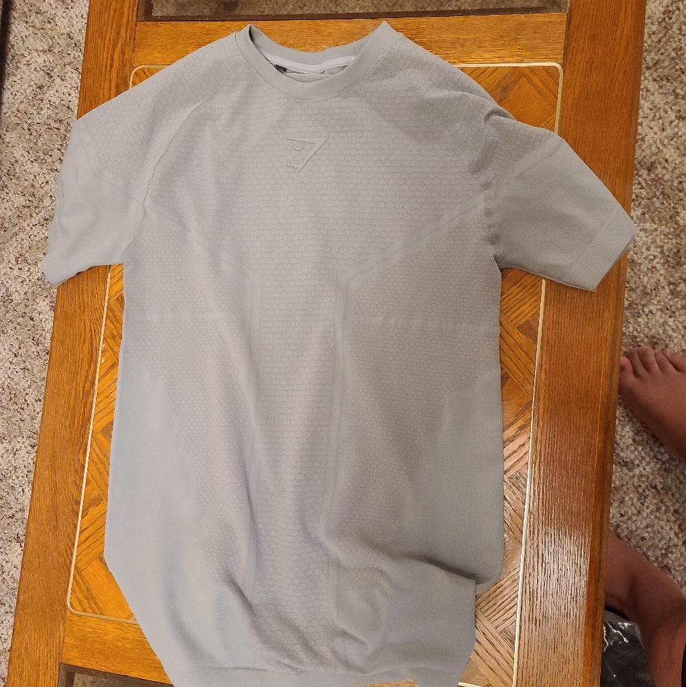 Gymshark onyx shirt v2 slightly damaged